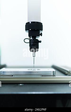 Eine vertikale Aufnahme einer CMM-Inspektion nach dem Bearbeitungsprozess in einer Industriefabrik Stockfoto