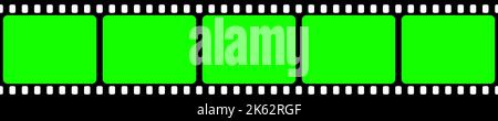 Realistischer leerer Filmstreifen, Kamerarolle. Alte Retro-Filmstreifen mit grünem Chroma-Key-Hintergrund. Analoge Videoaufnahme und Fotografie. Visuell Stock Vektor