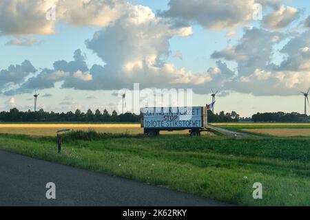 Banner neben der Autobahn mit dem Text „Jetzt widerstehen, idiotisches Stickstoffgesetz stoppen“ Niederländische Bauern protestieren gegen die Pläne der Regierung, die das Schrumpfen erzwungen hat Stockfoto