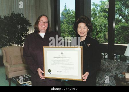 Büro des Sekretärs - Sekretärin Elaine Chao überreicht Zertifikat an Tammy McCutcher Stockfoto