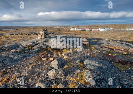 Die Tundra und ein Inukschuk (Inuksuk) mit entferntem Gehäuse am Stadtrand von Iqaluit Stockfoto