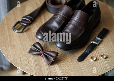 Herren elegante Set von stilvollen Bräutigam Accessoires für Hochzeitstag. Klassische Herrenschuhe Stockfoto