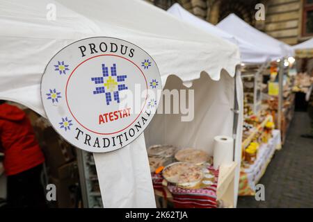 Bukarest, Rumänien - 10. Oktober 2022: Details zur geringen Schärfentiefe (selektiver Fokus) mit einem Schild mit der Aufschrift „Traditionelles Produkt“ auf Rumänisch. Certifie Stockfoto