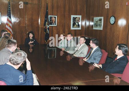 Büro des Sekretärs - Sekretärin Elaine Chao mit Murray State Occupational Safety and Health Administration (OSHA) Studenten Stockfoto