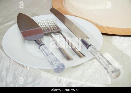 Teller und Teller stehen auf dem Tisch für Essen Stockfoto