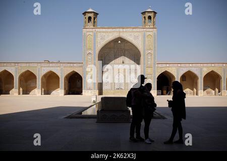 Shiraz, Fars, Iran. 9. Oktober 2022. Iranische Frauen besuchen die Vakil-Moschee in Shiraz, Provinz Fars, Iran, 09. Oktober 2022. Nach dem Tod von Masha Amini, einem 22-jährigen Mädchen, wurde der Iran am 13. September von der Polizeieinheit, die für die Durchsetzung der strengen iranischen Kleiderordnung für Frauen verantwortlich ist, mit weltweiten regierungsfeindlichen Protesten konfrontiert. Amini wurde am 16. September für tot erklärt, nachdem sie 3 Tage im Koma verbracht hatte. Die iranischen Führer verurteilten die Proteste als „Unruhen“ und beschuldigten die USA und Israel, die Proteste im Land geplant zu haben. (Bild: © Rouzbeh Fouladi via ZUMA Press Wire) Stockfoto