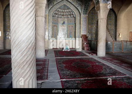 Shiraz, Fars, Iran. 9. Oktober 2022. Iranische Frauen besuchen die Vakil-Moschee in Shiraz, Provinz Fars, Iran, 09. Oktober 2022. Nach dem Tod von Masha Amini, einem 22-jährigen Mädchen, wurde der Iran am 13. September von der Polizeieinheit, die für die Durchsetzung der strengen iranischen Kleiderordnung für Frauen verantwortlich ist, mit weltweiten regierungsfeindlichen Protesten konfrontiert. Amini wurde am 16. September für tot erklärt, nachdem sie 3 Tage im Koma verbracht hatte. Die iranischen Führer verurteilten die Proteste als „Unruhen“ und beschuldigten die USA und Israel, die Proteste im Land geplant zu haben. (Bild: © Rouzbeh Fouladi via ZUMA Press Wire) Stockfoto