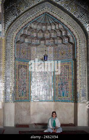 Shiraz, Fars, Iran. 9. Oktober 2022. Iranische Frauen besuchen die Vakil-Moschee in Shiraz, Provinz Fars, Iran, 09. Oktober 2022. Nach dem Tod von Masha Amini, einem 22-jährigen Mädchen, wurde der Iran am 13. September von der Polizeieinheit, die für die Durchsetzung der strengen iranischen Kleiderordnung für Frauen verantwortlich ist, mit weltweiten regierungsfeindlichen Protesten konfrontiert. Amini wurde am 16. September für tot erklärt, nachdem sie 3 Tage im Koma verbracht hatte. Die iranischen Führer verurteilten die Proteste als „Unruhen“ und beschuldigten die USA und Israel, die Proteste im Land geplant zu haben. (Bild: © Rouzbeh Fouladi via ZUMA Press Wire) Stockfoto