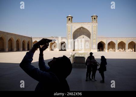 Shiraz, Fars, Iran. 9. Oktober 2022. Iranische Frauen besuchen die Vakil-Moschee in Shiraz, Provinz Fars, Iran, 09. Oktober 2022. Nach dem Tod von Masha Amini, einem 22-jährigen Mädchen, wurde der Iran am 13. September von der Polizeieinheit, die für die Durchsetzung der strengen iranischen Kleiderordnung für Frauen verantwortlich ist, mit weltweiten regierungsfeindlichen Protesten konfrontiert. Amini wurde am 16. September für tot erklärt, nachdem sie 3 Tage im Koma verbracht hatte. Die iranischen Führer verurteilten die Proteste als „Unruhen“ und beschuldigten die USA und Israel, die Proteste im Land geplant zu haben. (Bild: © Rouzbeh Fouladi via ZUMA Press Wire) Stockfoto