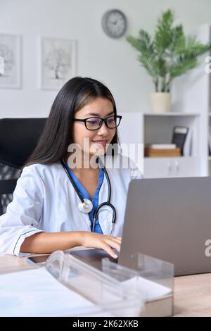 Junge asiatische Ärztin mit Computer-Laptop reden Video-Telefonkonferenz Stockfoto