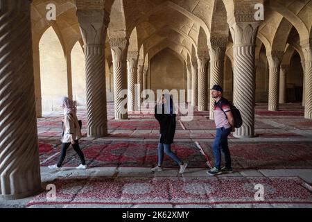 Shiraz, Fars, Iran. 9. Oktober 2022. Ein ausländisches Touristenpaar besucht die Vakil Moschee in Shiraz, Provinz Fars, Iran, 09. Oktober 2022. Nach dem Tod von Masha Amini, einem 22-jährigen Mädchen, wurde der Iran am 13. September von der Polizeieinheit, die für die Durchsetzung der strengen iranischen Kleiderordnung für Frauen verantwortlich ist, mit weltweiten regierungsfeindlichen Protesten konfrontiert. Amini wurde am 16. September für tot erklärt, nachdem sie 3 Tage im Koma verbracht hatte. Die iranischen Führer verurteilten die Proteste als „Unruhen“ und beschuldigten die USA und Israel, die Proteste im Land geplant zu haben. (Bild: © Rouzbeh Fouladi via ZUMA Press Stockfoto