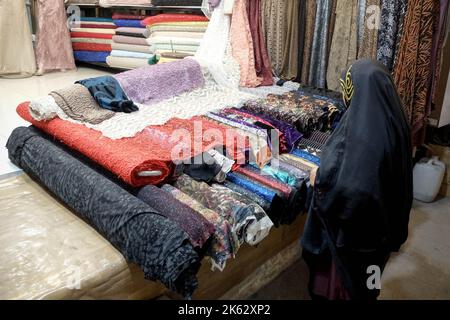 Shiraz, Fars, Iran. 9. Oktober 2022. Eine verschleierte iranische Frau geht am Vakil Bazaar in Shiraz, Provinz Fars, Iran, vorbei, 09. Oktober 2022. Nach dem Tod von Masha Amini, einem 22-jährigen Mädchen, wurde der Iran am 13. September von der Polizeieinheit, die für die Durchsetzung der strengen iranischen Kleiderordnung für Frauen verantwortlich ist, mit weltweiten regierungsfeindlichen Protesten konfrontiert. Amini wurde am 16. September für tot erklärt, nachdem sie 3 Tage im Koma verbracht hatte. Die iranischen Führer verurteilten die Proteste als „Unruhen“ und beschuldigten die USA und Israel, die Proteste im Land geplant zu haben. (Bild: © Rouzbeh Fouladi via ZUMA Stockfoto