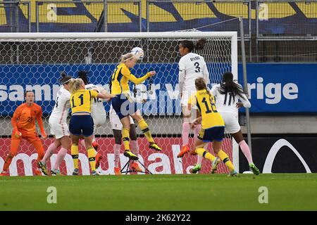 Göteborg, Schweden. 11. Oktober 2022. Gamla Ullevi, Göteborg, Schweden, 11. 2022. Oktober: Amanda Ilestedt (13 Schweden) punktet mit einem Header im Freundschaftsspiel am 11. 2022. Oktober zwischen Schweden und Frankreich im Gamla Ullevi in Göteborg, Schweden (Peter Sonander/SPP) Credit: SPP Sport Press Photo. /Alamy Live News Stockfoto