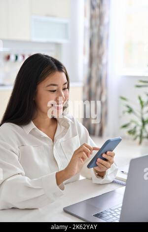 Junge asiatische Frau ruft Distanz Freund online mit Video-Chat mobile App Stockfoto
