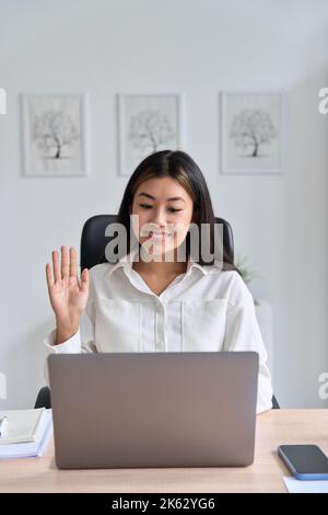 Junge lächelnde asiatische Student freiberuflich Frau mit Laptop für Remote-Arbeit Stockfoto