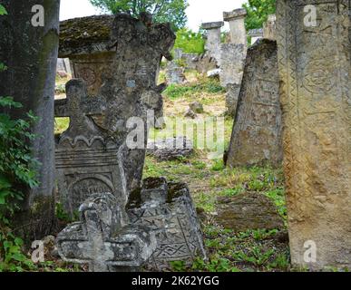 Orthodoxe und vedische Symbole auf Grabsteinen auf dem Friedhof im Dorf Rajac in Ostserbien Stockfoto