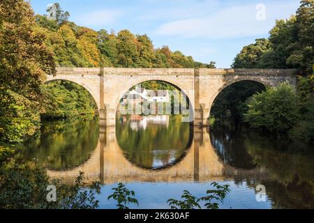 Herbstansicht der Prebends Bridge eine Steinbogenbrücke aus dem 18. Jahrhundert über dem Fluss Wear in Durham City, Nordostengland, Großbritannien Stockfoto