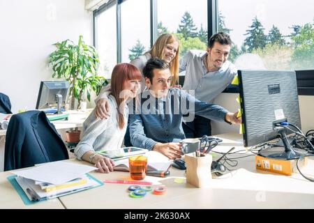 Gruppe von Jugendlichen Arbeiter mit Computer in städtischen alternative Studio - Geschäftskonzept, Personal- und Spaß über die Arbeitszeit - Start Stockfoto