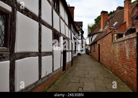 Kleine Gasse neben historischen Fachwerkhäusern neben Castle Street, Warwick, West Midlands, Großbritannien Stockfoto