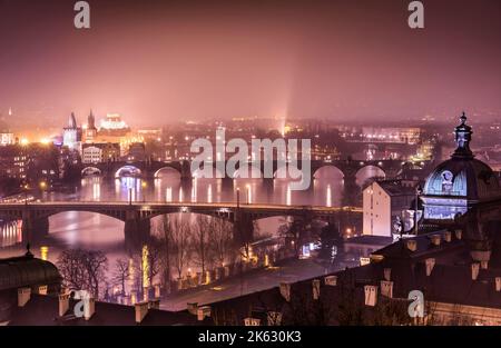 Prag und Moldau vom Letna-Hügel - romantische Aussicht nach nebligen Sonnenuntergang mit emotionalem marsala-Farbfilter - Europäische Hauptstadt der böhmischen Tschechischen Republik Stockfoto