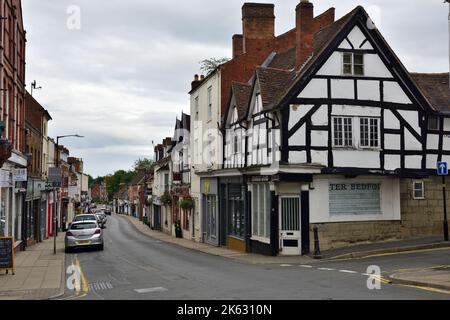 Geschäfte und Gebäude entlang der Hauptstraße A429 durch die historische mittelalterliche Stadt Warwick, West Midlands, Großbritannien Stockfoto