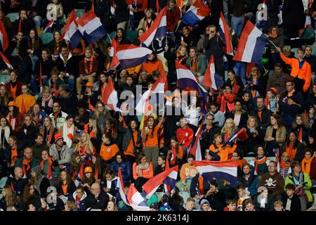 DEN HAAG, NIEDERLANDE - 11. OKTOBER: Fans und Fans der Niederlande vor dem Internationalen Freundschaftsspiel zwischen den Niederlanden und Norwegen im ADO Den Haag Stadion am 11. Oktober 2022 in Den Haag, Niederlande (Foto: Broer vd Boom/Orange Picics) Credit: Orange Pics BV/Alamy Live News Stockfoto