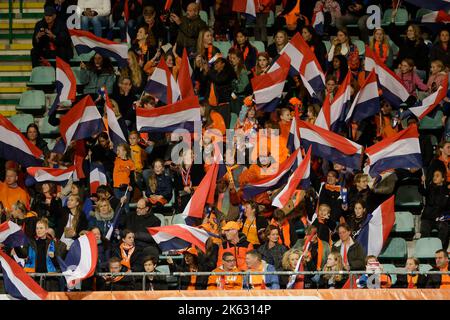 DEN HAAG, NIEDERLANDE - 11. OKTOBER: Fans und Fans der Niederlande vor dem Internationalen Freundschaftsspiel zwischen den Niederlanden und Norwegen im ADO Den Haag Stadion am 11. Oktober 2022 in Den Haag, Niederlande (Foto: Broer vd Boom/Orange Picics) Credit: Orange Pics BV/Alamy Live News Stockfoto