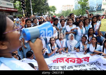 Dhaka, Dhaka, Bangladesch. 11. Oktober 2022. Als sie gegen die Schließung des Dhanmondi-Campus der Viqarunnisa Noon School & College und die Petition für die Einrichtung eines permanenten Campus in Dhanmondi protestierten, blockierten die Studenten der Institution die Straße, blockierten Fahrzeuge und bildeten eine Menschenkette in Dhaka. (Bild: © Syed Mahabubul Kader/ZUMA Press Wire) Bild: ZUMA Press, Inc./Alamy Live News Stockfoto