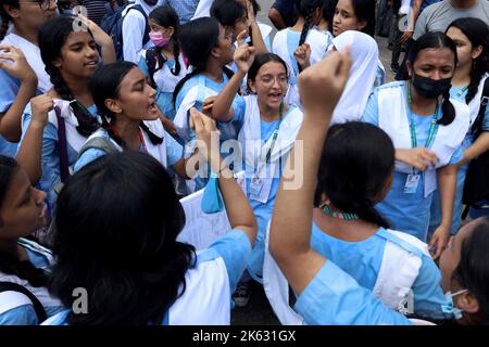 Dhaka, Dhaka, Bangladesch. 11. Oktober 2022. Als sie gegen die Schließung des Dhanmondi-Campus der Viqarunnisa Noon School & College und die Petition für die Einrichtung eines permanenten Campus in Dhanmondi protestierten, blockierten die Studenten der Institution die Straße, blockierten Fahrzeuge und bildeten eine Menschenkette in Dhaka. (Bild: © Syed Mahabubul Kader/ZUMA Press Wire) Bild: ZUMA Press, Inc./Alamy Live News Stockfoto