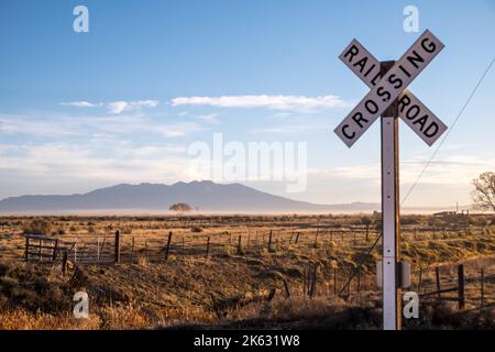Manassa, Colorado, Bahnübergang, Blanca Peak in der Ferne Stockfoto