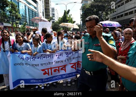 Dhaka, Dhaka, Bangladesch. 11. Oktober 2022. Als sie gegen die Schließung des Dhanmondi-Campus der Viqarunnisa Noon School & College und die Petition für die Einrichtung eines permanenten Campus in Dhanmondi protestierten, blockierten die Studenten der Institution die Straße, blockierten Fahrzeuge und bildeten eine Menschenkette in Dhaka. (Bild: © Syed Mahabubul Kader/ZUMA Press Wire) Bild: ZUMA Press, Inc./Alamy Live News Stockfoto