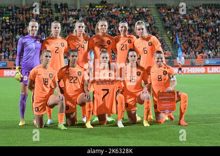 DEN HAAG - stehende (lr) Holland Frauen Torhüterin Daphne van Domselaar, Lynn Wilms von Holland Frauen, Lisa Doorn von Holland Frauen, Fenna Kalma von Holland Frauen, Damaris Ekurrola von Holland Frauen, Jill Roord von Holland Frauen. Crouched (lr) Kerstin Casparij von Holland Frauen, Esmee Brugts von Holland Frauen, Victoria Pelova aus Holland, Caitlin Dijkstra aus Holland, Sherida Spitse aus Holland während des Freundschaftsspiels der Frauen zwischen den Niederlanden und Norwegen im Bingoal-Stadion am 11. Oktober 2022 in Den Haag, Niederlande. ANP GERRIT VAN COLOGNE Stockfoto