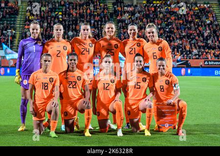 DEN HAAG - stehende (lr) Holland Frauen Torhüterin Daphne van Domselaar, Lynn Wilms von Holland Frauen, Lisa Doorn von Holland Frauen, Fenna Kalma von Holland Frauen, Damaris Ekurrola von Holland Frauen, Jill Roord von Holland Frauen. Crouched (lr) Kerstin Casparij von Holland Frauen, Esmee Brugts von Holland Frauen, Victoria Pelova aus Holland, Caitlin Dijkstra aus Holland, Sherida Spitse aus Holland während des Freundschaftsspiels der Frauen zwischen den Niederlanden und Norwegen im Bingoal-Stadion am 11. Oktober 2022 in Den Haag, Niederlande. ANP GERRIT VAN COLOGNE Stockfoto