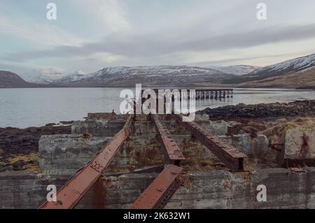 Im Winter Ruinen des Marinestützpunktes Hvitanes aus dem Zweiten Weltkrieg im Südosten Islands Stockfoto