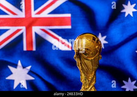 Trophäe der FIFA Fußball-Weltmeisterschaft vor dem Hintergrund der australischen Flagge. Stockfoto