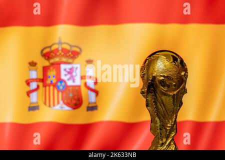 Pokal der FIFA Fußball-Weltmeisterschaft vor dem Hintergrund der spanischen Flagge. Stockfoto