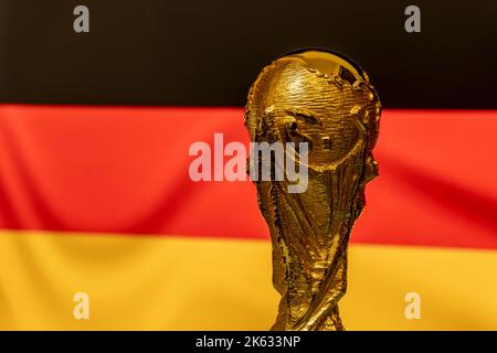 FIFA Fußball-WM-Trophäe vor dem Hintergrund der deutschen Flagge. Stockfoto