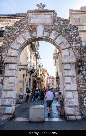 Taormina, Italien: 09-16-2022: Schöner antiker Bogen in Taormina Stockfoto