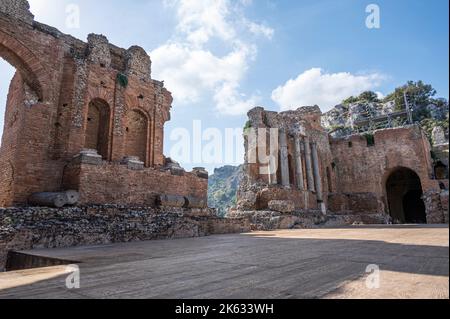 Taormina, Italien: 09-16-2022: Das berühmte griechische Theater von Taormina Stockfoto