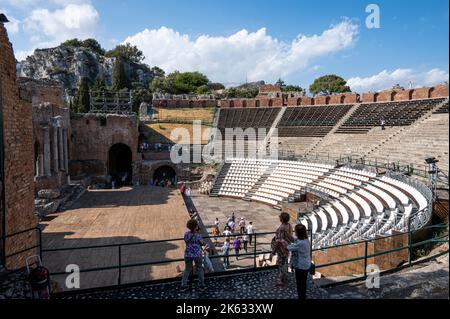 Taormina, Italien: 09-16-2022: Das berühmte griechische Theater von Taormina Stockfoto