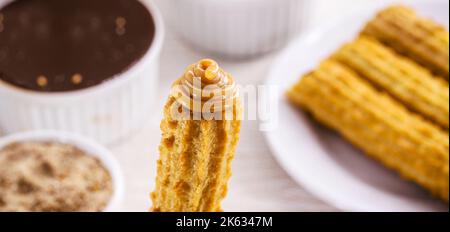 Churros, typisch frittierte Süßigkeit aus Brasilien, Mexiko und Spanien. Bestreut mit einer Schicht Zucker oder Zimt, gefüllt mit Schokolade oder Dulce de leche Stockfoto