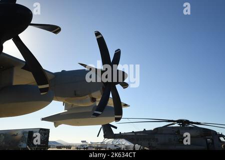 Propellerblätter auf einem USMC KC-130J Super Hercules Transport Stockfoto