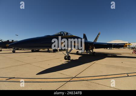 Blue Angel F/A-18E Super Hornet Nummer 2 auf dem Asphalt bei MCAS Miramar in San Diego, Kalifornien Stockfoto