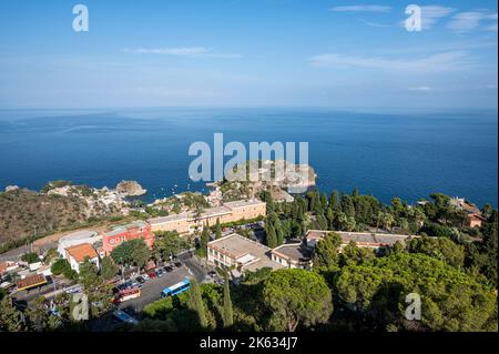 Taormina, Italien: 09-16-2022: Luftaufnahme der wunderschönen Küste von Taormina Stockfoto