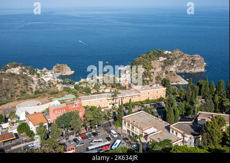 Taormina, Italien: 09-16-2022: Luftaufnahme der wunderschönen Küste von Taormina Stockfoto