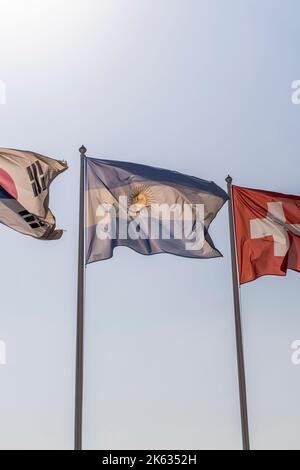 Die Nationalflagge der Argentinischen Republik ist ein Triband, das aus drei gleich breiten horizontalen Bändern in den Farben hellblau und weiß besteht. Stockfoto