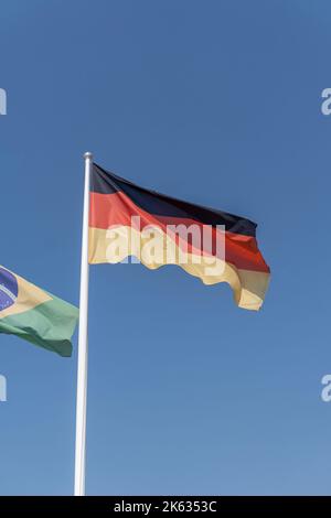 Die Nationalflagge Deutschlands. Bestehend aus drei gleich großen horizontalen Bändern, die die Nationalfarben Deutschlands zeigen: Schwarz, Rot und Gold. Stockfoto