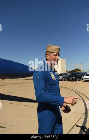 Kapitän Brian Kesselring, Kommandooffizier, Flugdemonstrationsgeschwader der United States Navy Blue Angels, beantwortet Fragen während eines Medieninterviews. Stockfoto