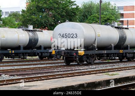 Viele der Öltanker im Güterzug stehen auf dem Bahnhofgelände des Stadtbahnhofs und warten darauf, das Öl im Öldepot, Front vi, einzudämmen Stockfoto