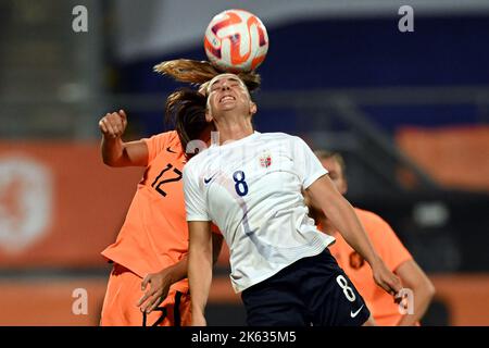 DEN HAAG - (lr) Victoria Pelova aus Holland, Vide Boe Risa aus Norwegen beim Freundschaftsspiel der Frauen zwischen den Niederlanden und Norwegen im Bingoal-Stadion am 11. Oktober 2022 in Den Haag, Niederlande. ANP GERRIT VAN COLOGNE Stockfoto